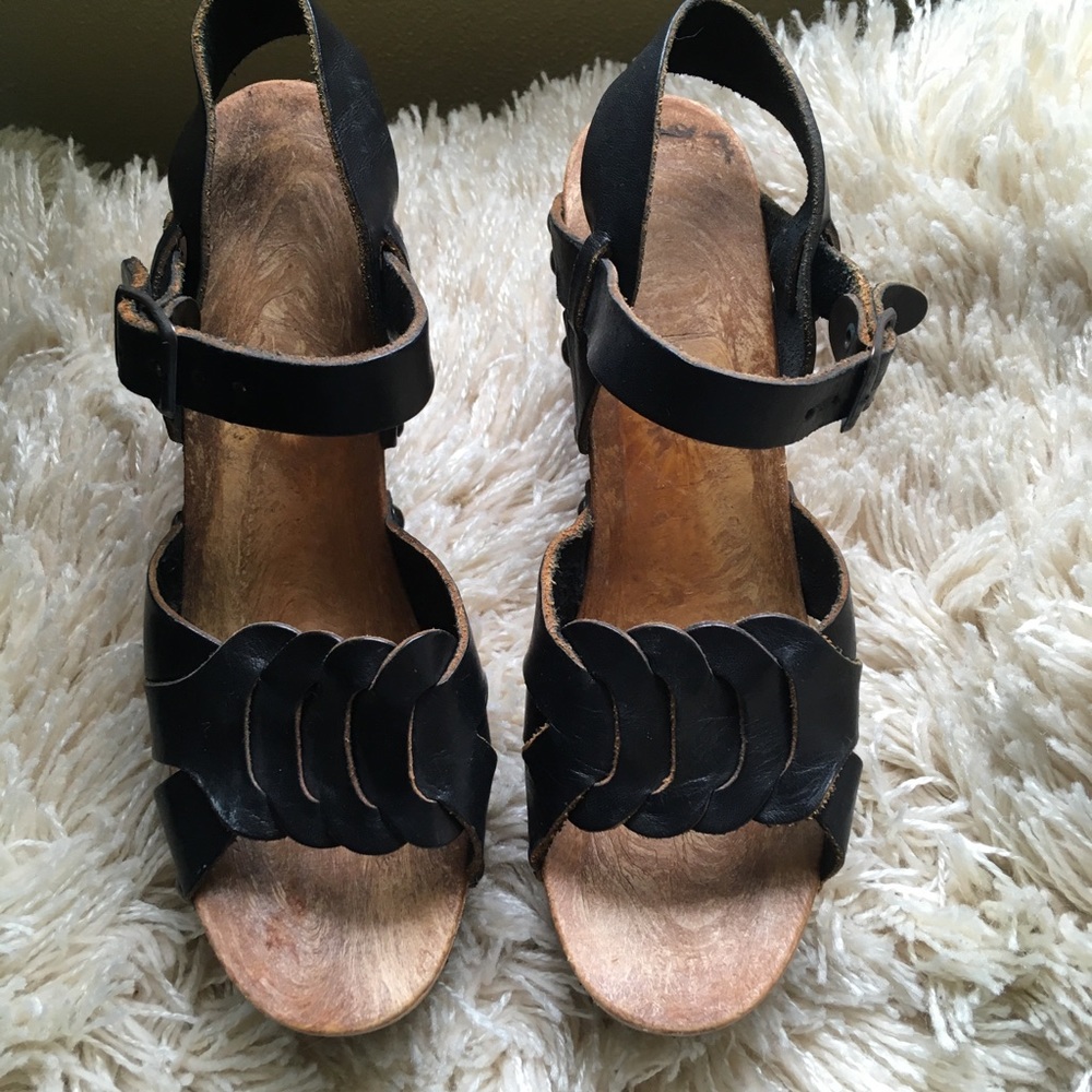 Size 8.5 black platform leather sandal 4” heel